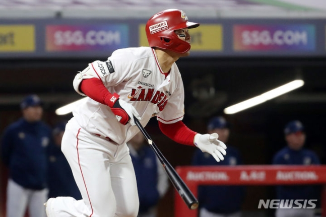 SSG 한유섬이 23일 인천 SSG 랜더스필드에서 열린 NC 다이노스와 2023 KBO 준플레이오프 2차전에서 6회 말 1점 홈런을 터트리고 있다. /사진=뉴시스