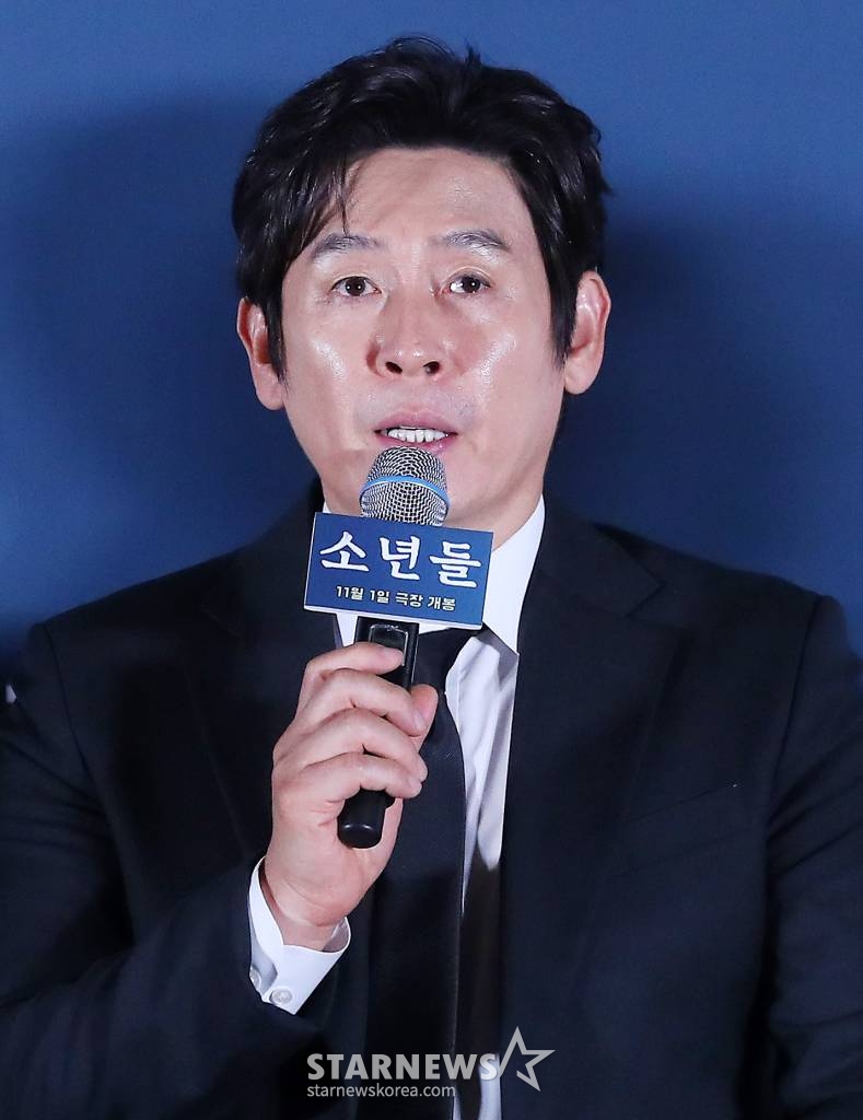 배우 설경구가 23일 오후 서울 용산구 CGV용산아이파크몰에서 진행된 영화 '소년들' 언론시사회 및 기자간담회에 참석해 인사말을 하고 있다. '소년들'은 지방 소읍의 한 슈퍼에서 발생한 강도치사사건의 범인으로 지목된 소년들과 사건의 재수사에 나선 형사, 그리고 그들을 둘러싼 사람들의 이야기다. 11월 1일 개봉. 2023.10.23 /사진=김창현