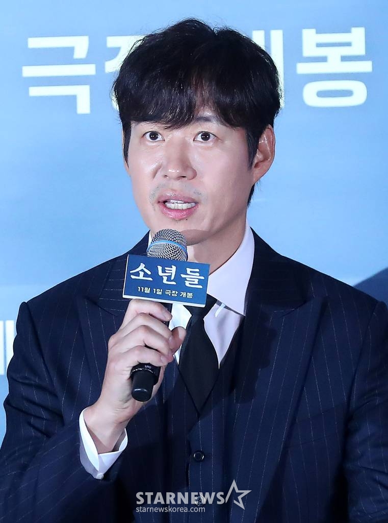 배우 유준상이 23일 오후 서울 용산구 CGV용산아이파크몰에서 진행된 영화 '소년들' 언론시사회 및 기자간담회에 참석해 인사말을 하고 있다. '소년들'은 지방 소읍의 한 슈퍼에서 발생한 강도치사사건의 범인으로 지목된 소년들과 사건의 재수사에 나선 형사, 그리고 그들을 둘러싼 사람들의 이야기다. 11월 1일 개봉. 2023.10.23 /사진=김창현