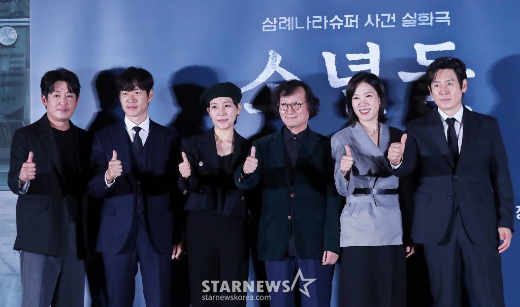 정지영 감독(왼쪽 네번재), 배우 허성태, 유준상, 진경, 염혜란, 설경구가 23일 오후 서울 용산구 CGV용산아이파크몰에서 진행된 영화 '소년들' 언론시사회 및 기자간담회에 참석해 인사말을 하고 있다. '소년들'은 지방 소읍의 한 슈퍼에서 발생한 강도치사사건의 범인으로 지목된 소년들과 사건의 재수사에 나선 형사, 그리고 그들을 둘러싼 사람들의 이야기다. 11월 1일 개봉. 2023.10.23 /사진=김창현