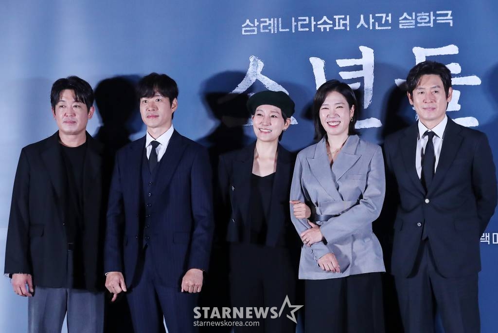 배우 허성태, 유준상, 진경, 염혜란, 설경구가 23일 오후 서울 용산구 CGV용산아이파크몰에서 진행된 영화 '소년들' 언론시사회 및 기자간담회에 참석해 인사말을 하고 있다. '소년들'은 지방 소읍의 한 슈퍼에서 발생한 강도치사사건의 범인으로 지목된 소년들과 사건의 재수사에 나선 형사, 그리고 그들을 둘러싼 사람들의 이야기다. 11월 1일 개봉. 2023.10.23 /사진=김창현