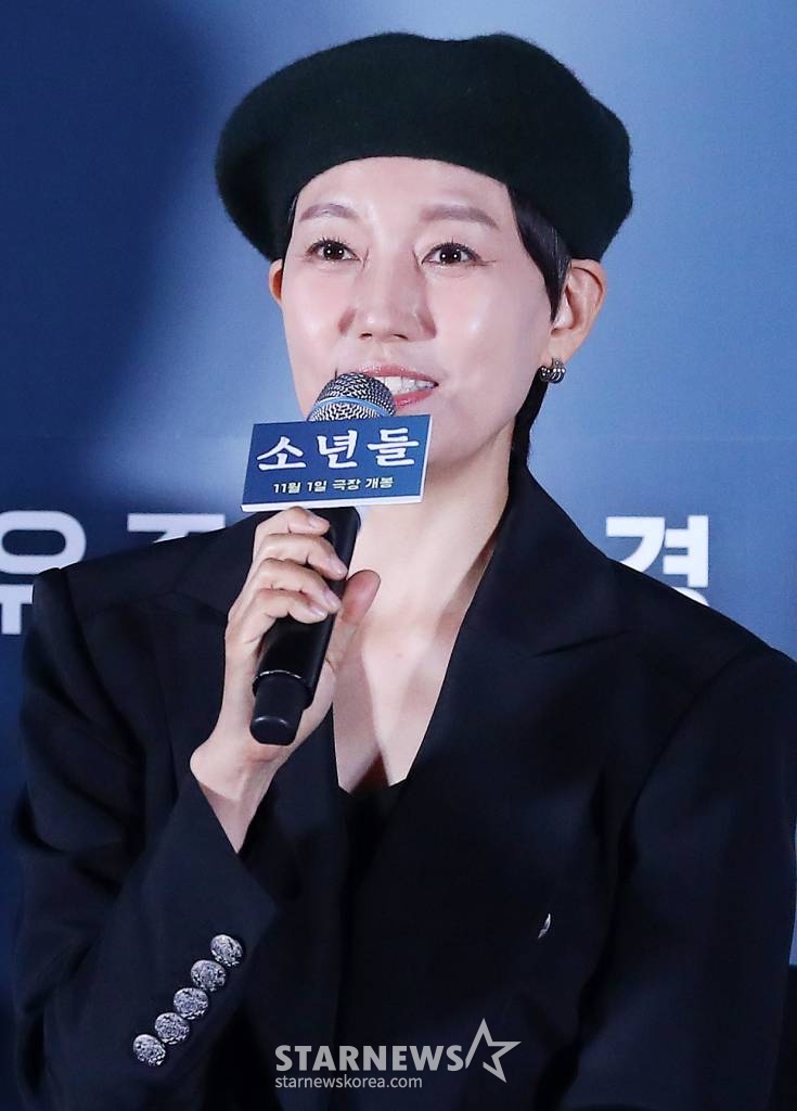 배우 진경이 23일 오후 서울 용산구 CGV용산아이파크몰에서 진행된 영화 '소년들' 언론시사회 및 기자간담회에 참석해 인사말을 하고 있다. '소년들'은 지방 소읍의 한 슈퍼에서 발생한 강도치사사건의 범인으로 지목된 소년들과 사건의 재수사에 나선 형사, 그리고 그들을 둘러싼 사람들의 이야기다. 11월 1일 개봉. 2023.10.23 /사진=김창현
