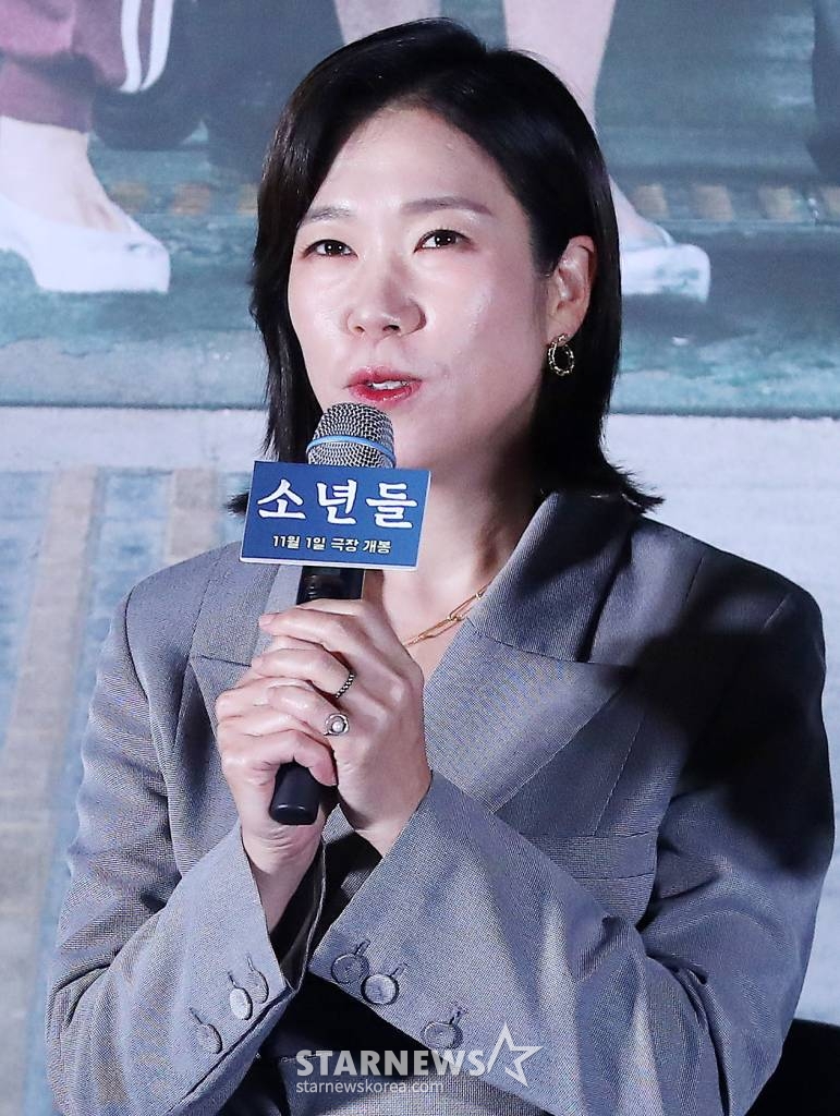 배우 염혜란이 23일 오후 서울 용산구 CGV용산아이파크몰에서 진행된 영화 '소년들' 언론시사회 및 기자간담회에 참석해 인사말을 하고 있다. '소년들'은 지방 소읍의 한 슈퍼에서 발생한 강도치사사건의 범인으로 지목된 소년들과 사건의 재수사에 나선 형사, 그리고 그들을 둘러싼 사람들의 이야기다. 11월 1일 개봉. 2023.10.23 /사진=김창현