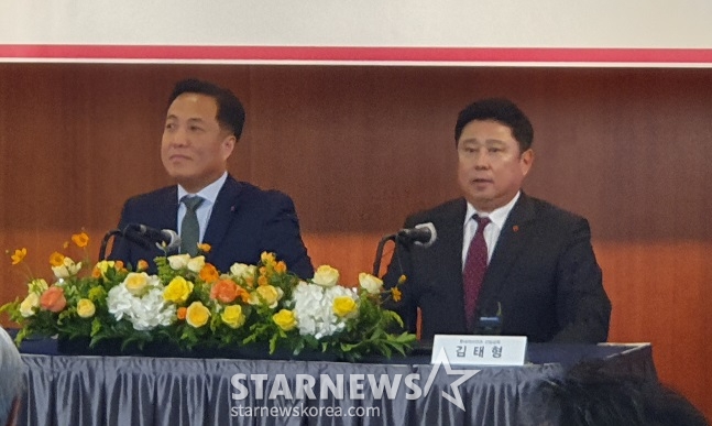 롯데 김태형 감독(오른쪽)과 이강훈 대표이사가 24일 열린 신임 감독 취임식에 참석했다. /사진=양정웅 기자