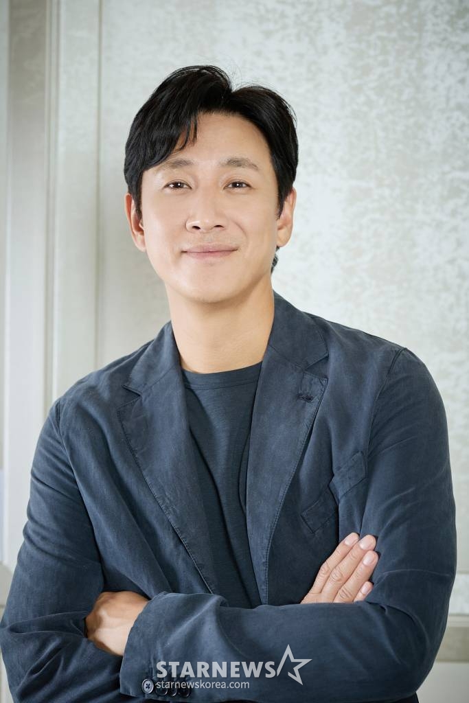 배우 이선균이 24일 오후 서울 종로구 삼청동의 한 카페에서 진행된 영화 '잠' 개봉 관련 인터뷰를 위해 포즈를 취하고 있다. '잠'은 행복한 신혼부부 현수(이선균 분)와 수진(정유미 분)을 악몽처럼 덮친 남편 현수의 수면 중 이상행동, 잠드는 순간 시작되는 끔찍한 공포의 비밀을 풀기 위해 애쓰는 두 사람의 이야기를 그린 영화. 9월 6일 개봉. / 사진제공 = 롯데엔터테인먼트 /사진=김창현