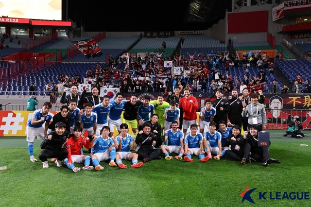 포항 스틸러스의 스이 기념 사진. /사진=한국프로축구연맹 제공