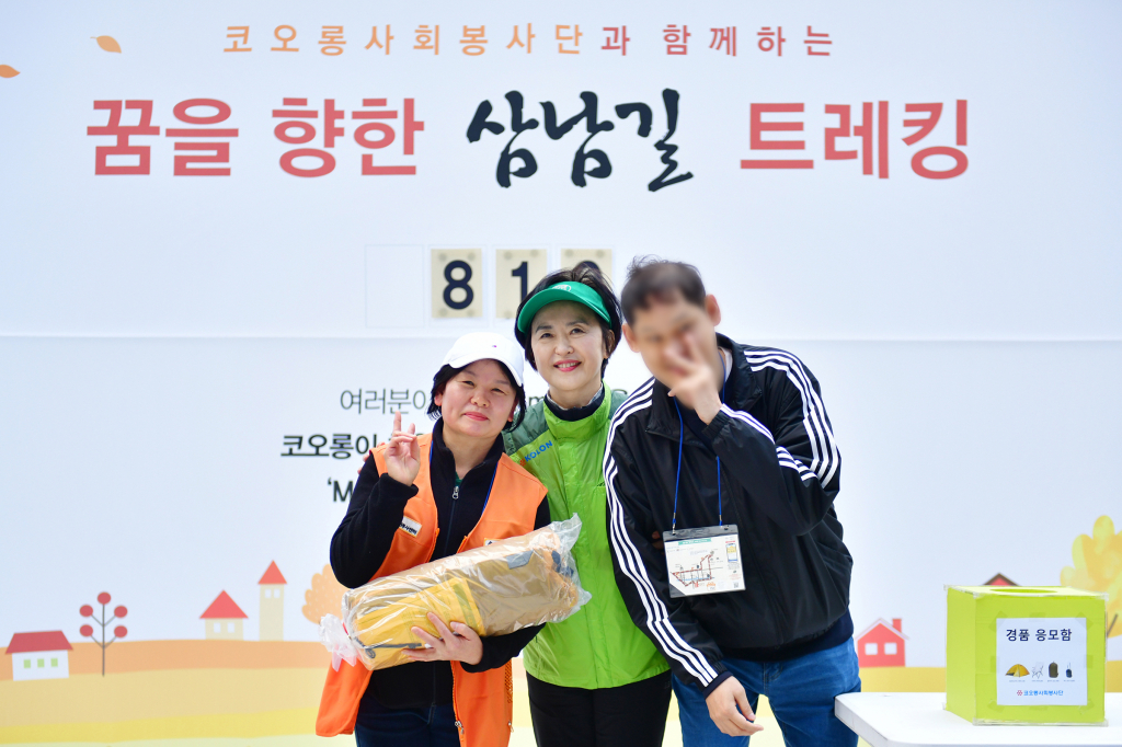 코오롱사회봉사단 서창희 총단장(가운데)이 참가자들과 기념 촬영을 하고 있다.