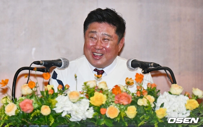 김태형 신임 롯데 자이언츠 감독이 24일 열린 감독 취임식에서 소감을 밝히고 있다.