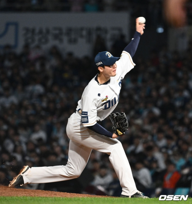 NC 김영규가 25일 창원NC파크에서 열린 2023 KBO리그 포스트시즌 준플레이오프 3차전에서 역투하고 있다.