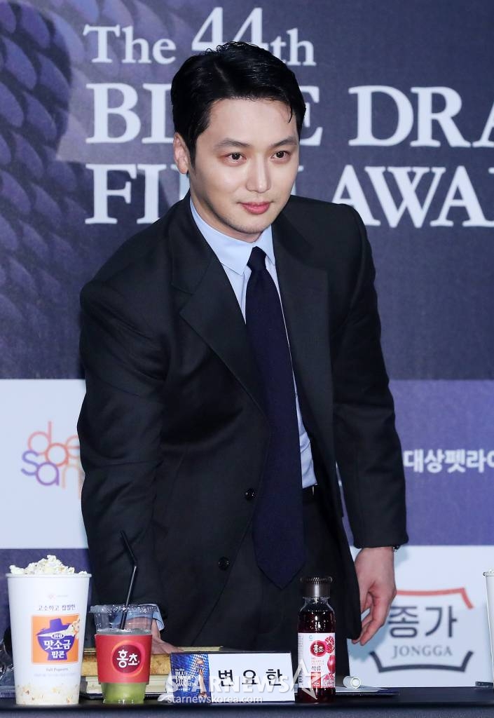 배우 변요한이 25일 오후 서울 영등포구 여의도 CGV에서 열린 '제44회 청룡영화상 핸드프린팅' 행사에 참석해 포즈를 취하고 있다. 2023.10.25 /사진=김창현