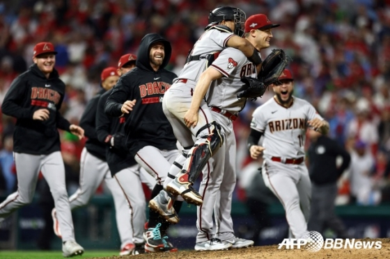 애리조나의 폴 시월드(가운데)가 25일(한국시간) NLCS 7차전에서 세이브를 거둔 직후 팀 동료들의 축하를 받고 있다. /AFPBBNews=뉴스1