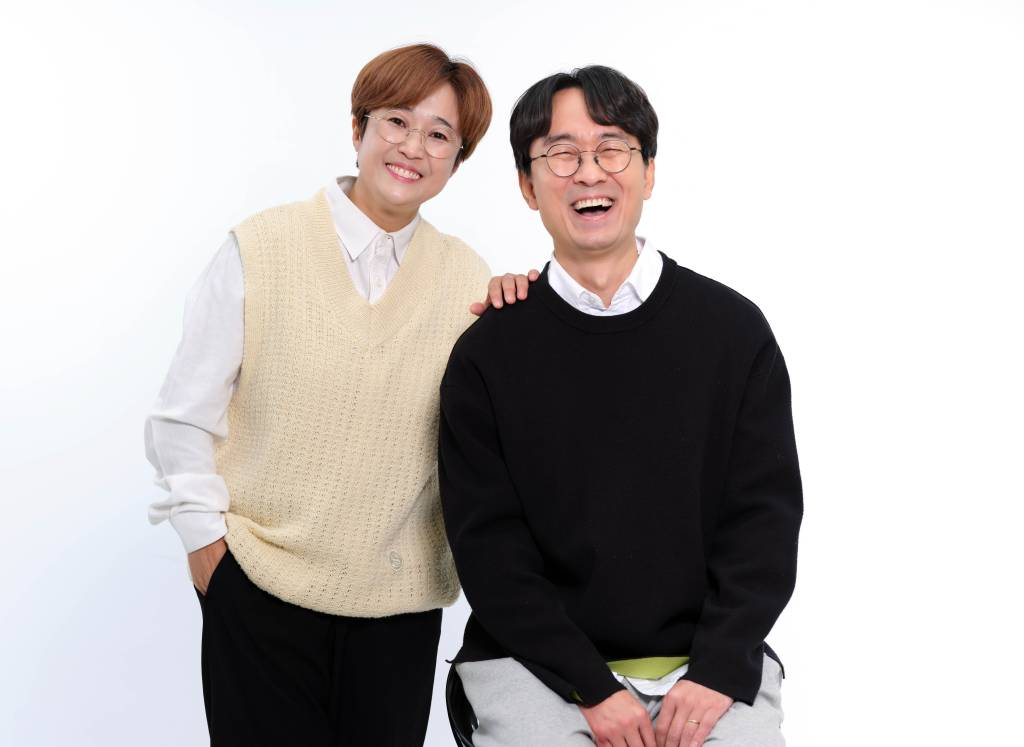 영화 '오픈 더 도어'의 제작자 송은이, 장항준 감독이 25일 진행된 인터뷰를 위해 포즈를 취하고 있다. '오픈 더 도어'는 미국 뉴저지 한인 세탁소 살인 사건 이후 7년, 비밀의 문을 열어버린 한 가족의 숨겨진 진실을 그린 미스터리 심리 스릴러다. /사진제공=컨텐츠랩비보 2023.10.25 /사진=이동훈