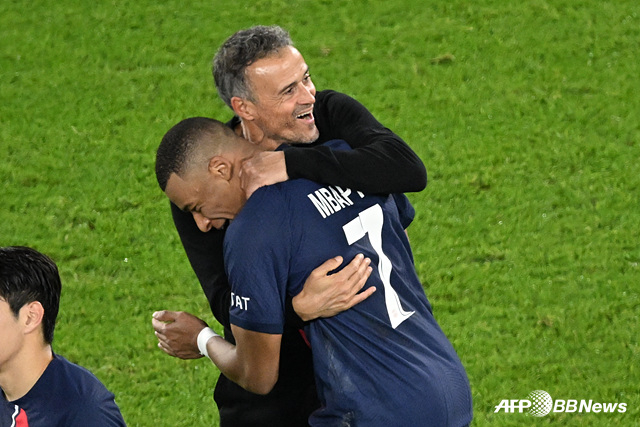 루이스 엔리케 PSG 감독(왼쪽)과 킬리안 음바페가 승리 기쁨을 나누고 있다. /AFPBBNews=뉴스1