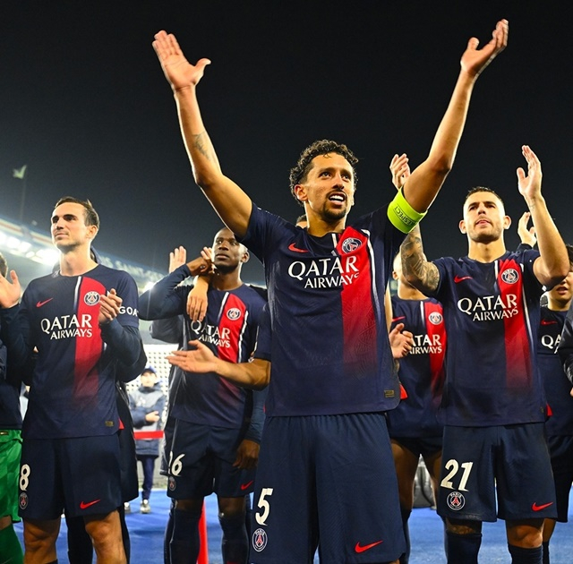 홈 팬들에게 인사하는 PSG 선수단. /사진=PSG SNS