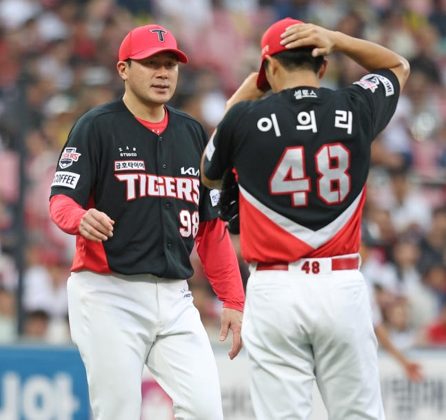서재응 코치(왼쪽)./사진=KIA 타이거즈