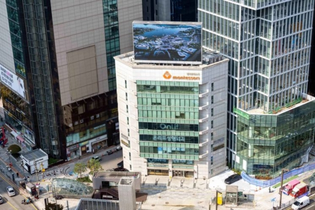 강남역 사거리 옥외 광고에서 상영 중인 현대차그룹 부산엑스포 유치 지원 영상
