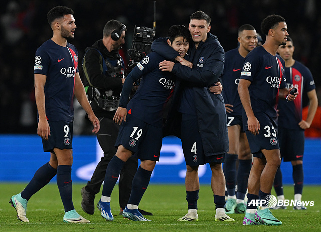 이강인(가운데)의 골을 축하하는 PSG 선수들. /AFPBBNews=뉴스1