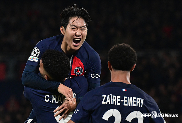PSG, 유럽챔피언스리그 데뷔골을 넣고 기뻐하는 이강인(왼쪽). /AFPBBNews=뉴스1