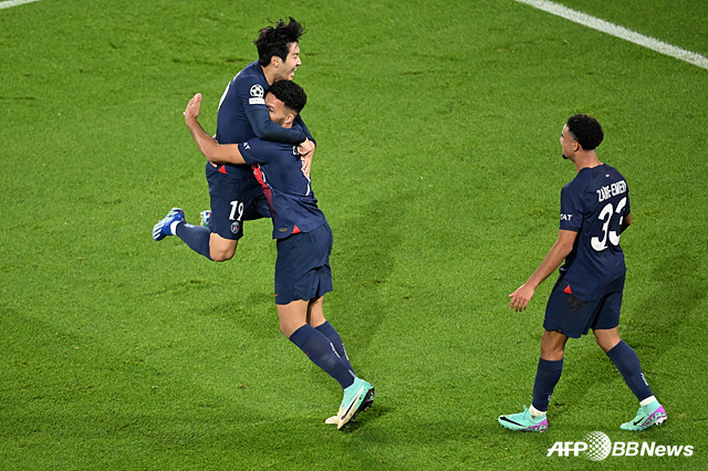 이강인이 데뷔골을 넣자 PSG 동료들이 이를 축하했다. /AFPBBNews=뉴스1