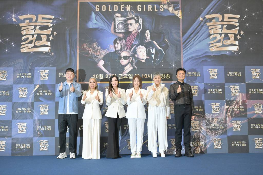 양혁 PD, 가수 인순이, 박미경, 신효범, 이은미가 26일 오후 서울 영등포구 여의도동 KBS 웨딩홀에서 진행된 KBS 2TV 예능프로그램 '골든걸스' 제작발표회에 참석해 포즈를 취하고 있다.   '골든걸스'는 국내 최정상 보컬리스트 4인이 K팝 최정상 프로듀서 박진영의 프로듀싱과 함께 그룹으로 컴백하는 여정을 그리는 프로그램이다. 오는 27일 오후 10시 첫 방송. / 사진제공 = KBS /사진=김창현
