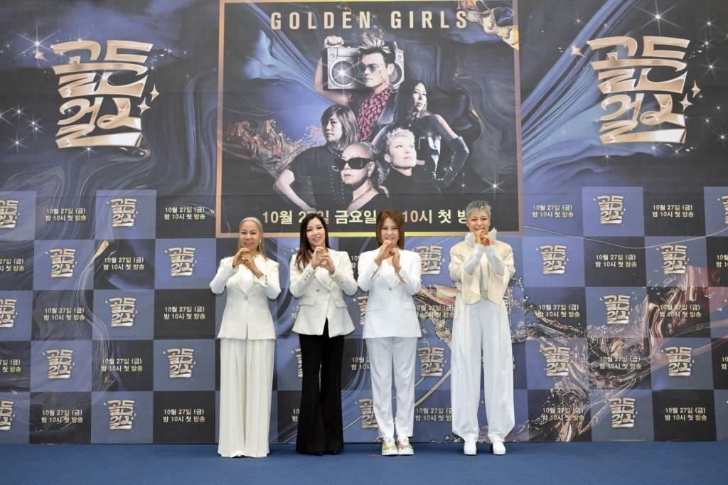 가수 인순이, 박미경, 신효범, 이은미가 26일 오후 서울 영등포구 여의도동 KBS 웨딩홀에서 진행된 KBS 2TV 예능프로그램 '골든걸스' 제작발표회에 참석해 포즈를 취하고 있다.   '골든걸스'는 국내 최정상 보컬리스트 4인이 K팝 최정상 프로듀서 박진영의 프로듀싱과 함께 그룹으로 컴백하는 여정을 그리는 프로그램이다. 오는 27일 오후 10시 첫 방송. / 사진제공 = KBS /사진=김창현