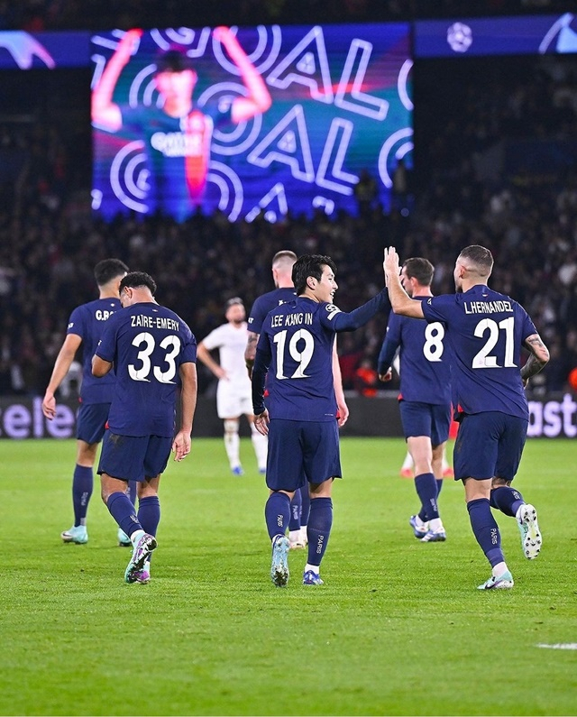 이강인(가운데). /사진=PSG SNS