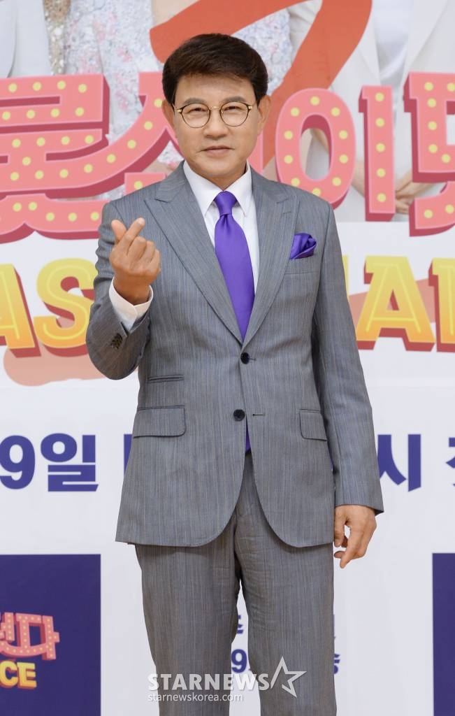 가수 설운도가 9일 오후 온라인 생중계로 진행된 SBS '트롯신이 떴다2 - LAST CHANCE' 기자간담회에서 포즈를 취하고 있다. /사진제공=SBS /사진=이동훈 기자 photoguy@