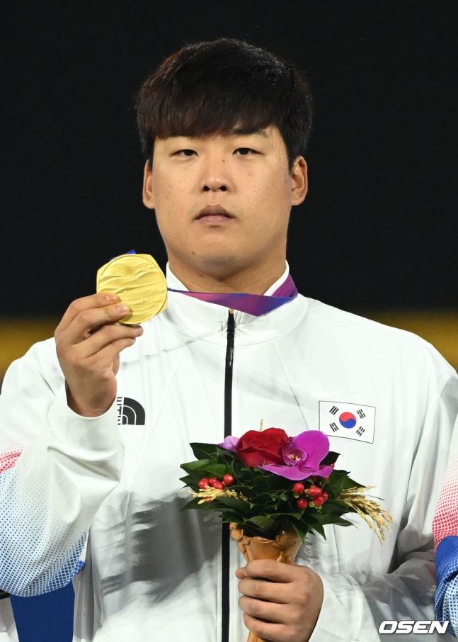 금메달을 목에 건 강백호.