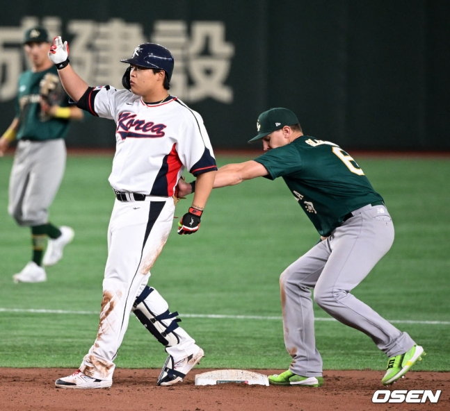 지난 3월 WBC에서 논란이 된 강백호(가운데)의 '세리머니 주루사' 장면.
