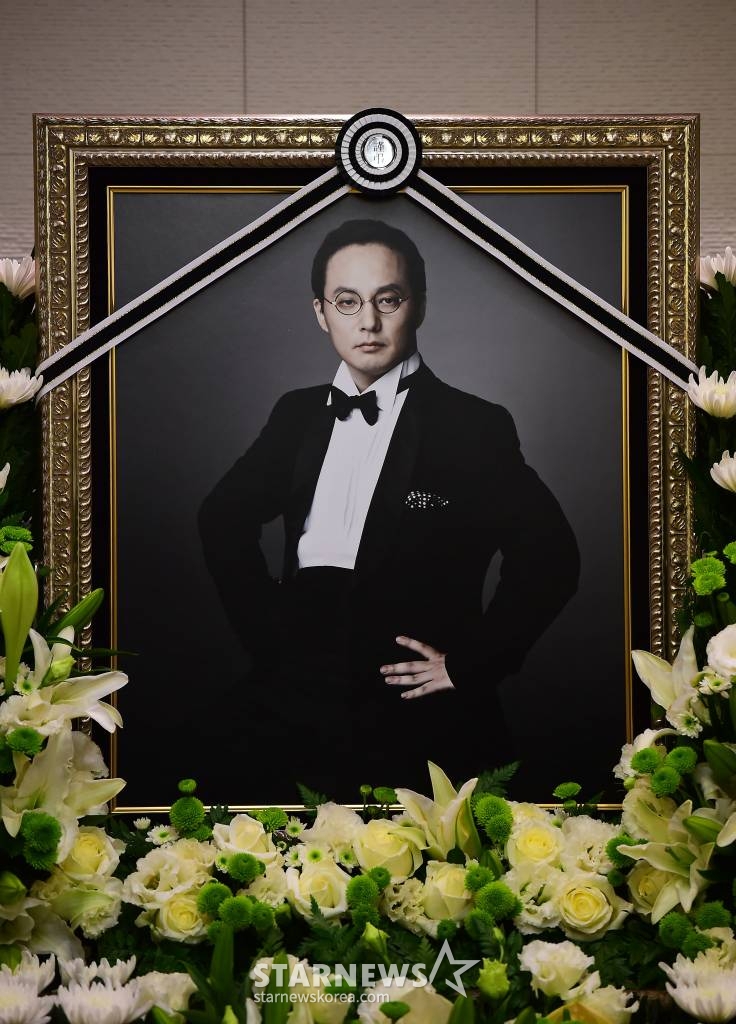 28일 오전 송파구 풍납동 서울아산병원에 故 신해철의 빈소가 마련돼 있다. 서울아산병원에 따르면 신해철은 22일 오후 3시간여 걸쳐 장 내에 발생한 염증 등 제거하는 수술을 받았으나 끝내 생을 달리했다. /사진=사진공동취재단
