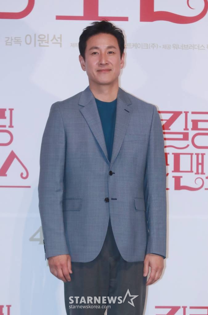 배우 이선균이 10일 오후 서울 광진구 롯데시네마 건대입구점에서 진행된 영화 '킬링 로맨스'(감독 이원석) 언론시사회에 참석해 포즈를 취하고 있다. 섬나라 재벌 '조나단'(이선균)과 운명적 사랑에 빠져 돌연 은퇴를 선언한 톱스타 '여래'(이하늬)가 팬클럽 3기 출신 사수생 '범우'(공명)를 만나 기상천외한 컴백 작전을 모의하게 되는 이야기 '킬링 로맨스'는 오는 14일 개봉한다. /2023.04.10 /사진=이동훈 기자 photoguy@