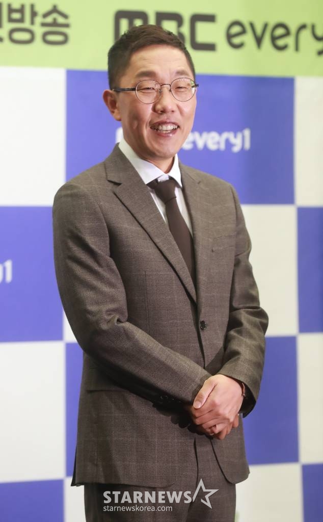 방송인 김제동이 27일 오전 서울 마포구 상암동 스탠포드호텔에서 진행된 MBC에브리원 새 예능 '성지순례' 제작발표회에 참석해 포즈를 취하고 있다. 범인(凡人)들의 욕망 가득한 성지를 찾아 나선 개신교, 불교, 천주교 성직자들의 홀리한 속세 체험기를 담은 버라이어티 프로그램 '성지순례'는 오는 31일 첫 방송된다. /2023.10.27 /사진=이동훈