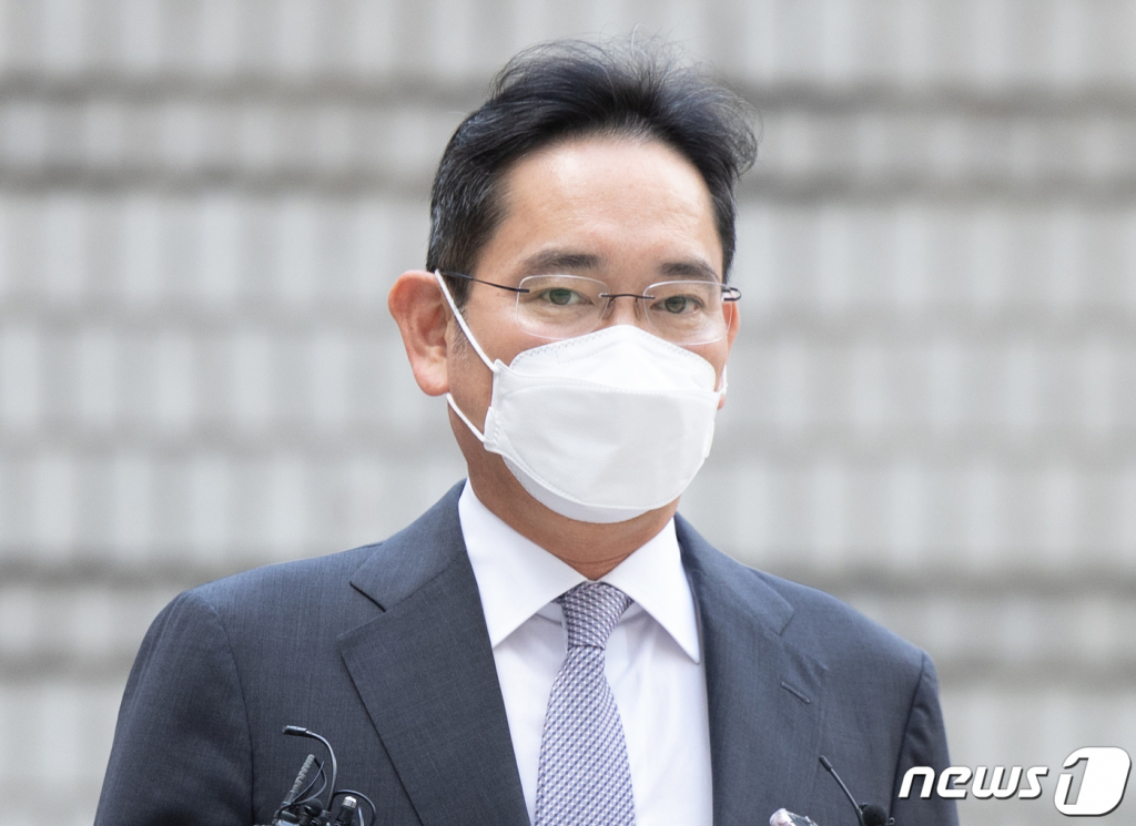 이재용 회장이 27일 오전 서울 서초구 서울중앙지방법원에서 열린 '회계부정·부당합병' 관련 1심 속행 공판에 출석하고 있다. /사진제공=뉴스1
