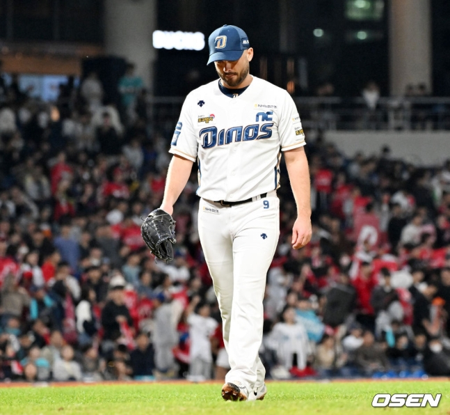 NC 태너 털리가 25일 창원NC파크에서 열린 SSG 랜더스와 2023 KBO 준플레이오프 3차전에서 3회 초 마운드를 내려가고 있다.