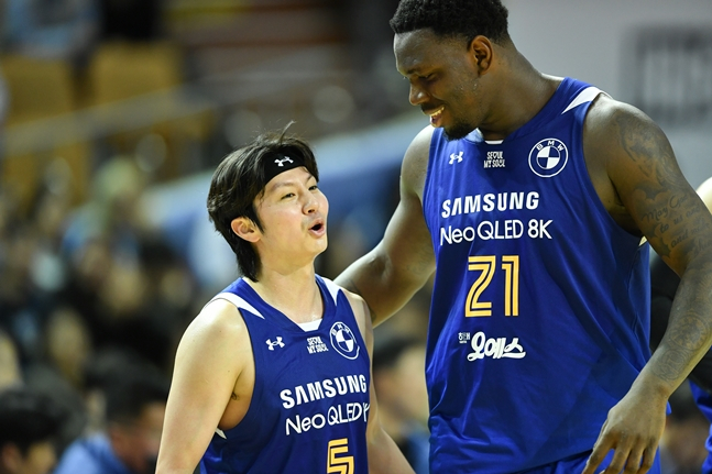 이정현(왼쪽) 코피 코번. /사진=KBL 제공