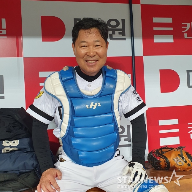이만수가 28일 서울고척스카이돔에서 열린 2023 노브랜드배 고교동창 대회 올스타전에서 포수 장비를 차고 미소 짓고 있다. /사진=김동윤 기자