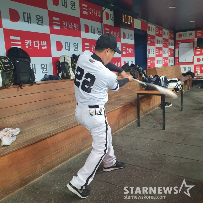 이만수가 28일 서울고척스카이돔에서 열린 2023 노브랜드배 고교동창 대회 올스타전에서 배팅 연습을 하고 있다. /사진=김동윤 기자