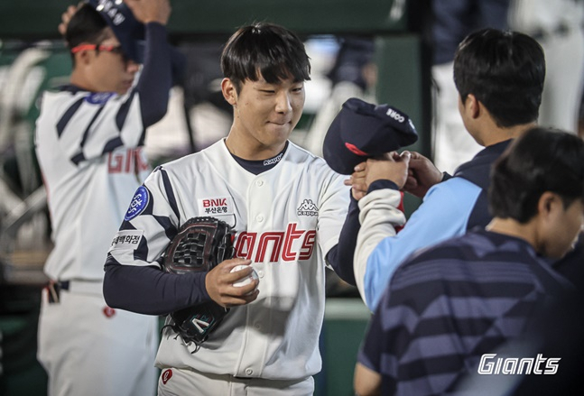 우강훈(가운데). /사진=롯데 자이언츠