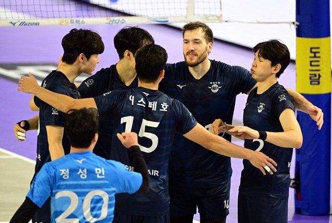 득점 후 함께 기뻐하는 대한항공 선수들. /사진=KOVO