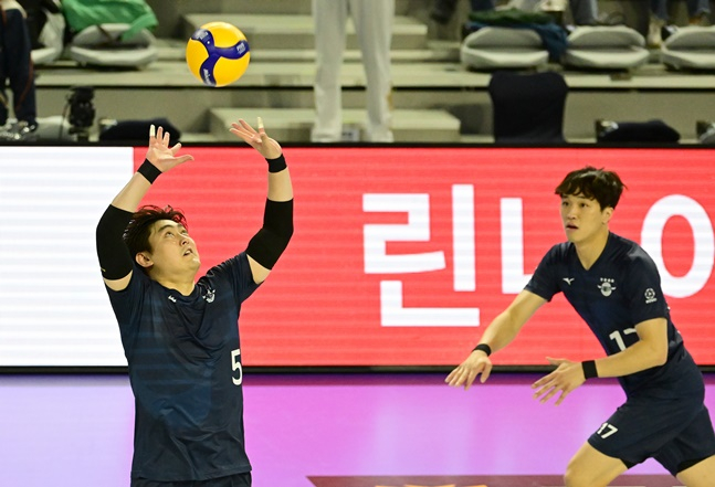 임동혁(오른쪽)에게 토스를 올리는 유광우. /사진=KOVO