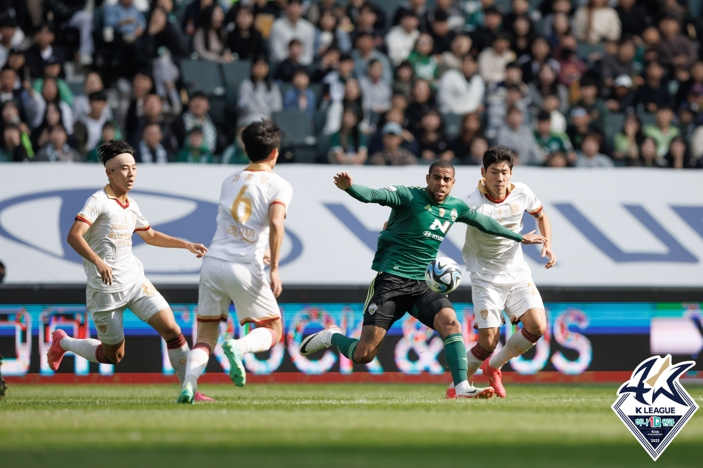 구스타보(오른쪽 두 번째). /사진=한국프로축구연맹
