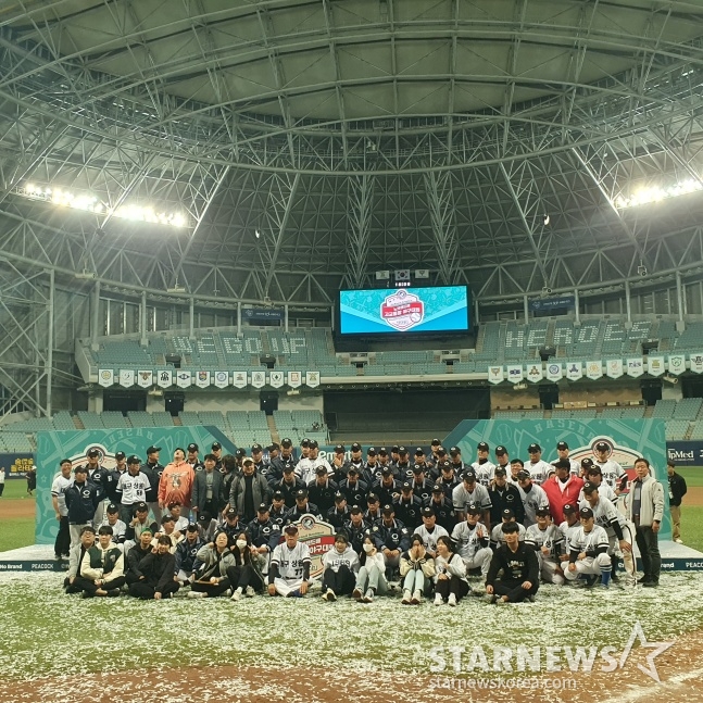 대구상원고가 28일 서울고척스카이돔에서 열린 2023 노브랜드배 고교동창대회 준우승 후 기념사진을 촬영 중이다. /사진=김동윤 기자