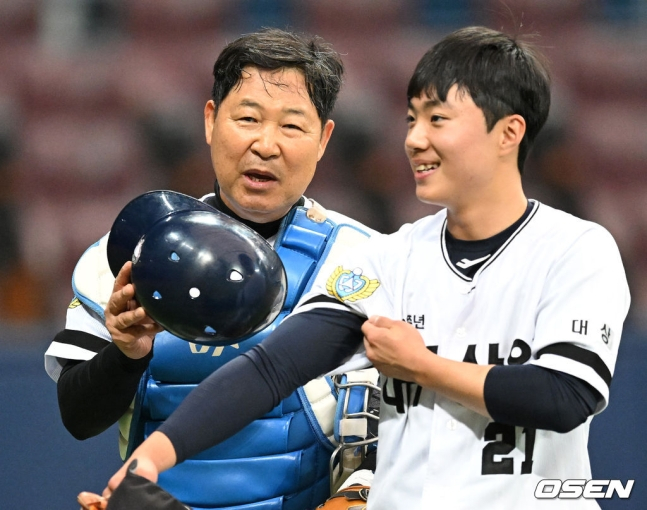 이만수(왼쪽)가 함께 배터리를 이룬 대구상원고 후배 김도운에게 28일 서울고척스카이돔에서 열린 2023 노브랜드배 고교동창대회 올스타전에서 이야기를 나누고 있다.