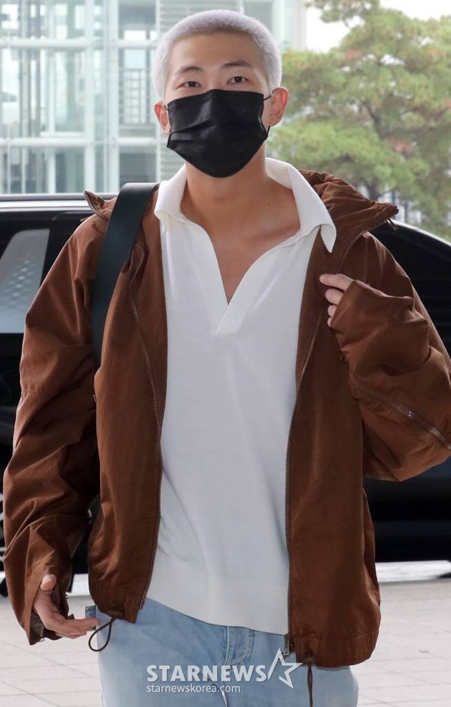 그룹 방탄소년단 RM이 영국 일정을 위해 19일 오전 인천국제공항을 통해 출국하고 있다. 2023.10.19 /사진=임성균