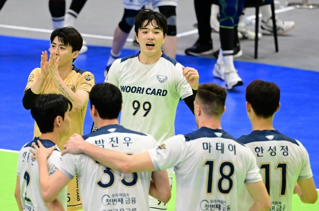 우리카드 선수단이 29일 수원실내체육관에서 열린 한국전력과 도드람 2023~2024 V리그 남자부 정규리그 1라운드 경기에서 득점 후 기뻐하고 있다. /사진=한국배구연맹