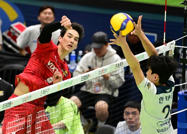 우리카드 한태준(오른쪽)이 29일 수원실내체육관에서 열린 한국전력과 도드람 2023~2024 V리그 남자부 정규리그 1라운드 경기에서 임성진의 공격을 막아내고 있다. /사진=한국배구연맹