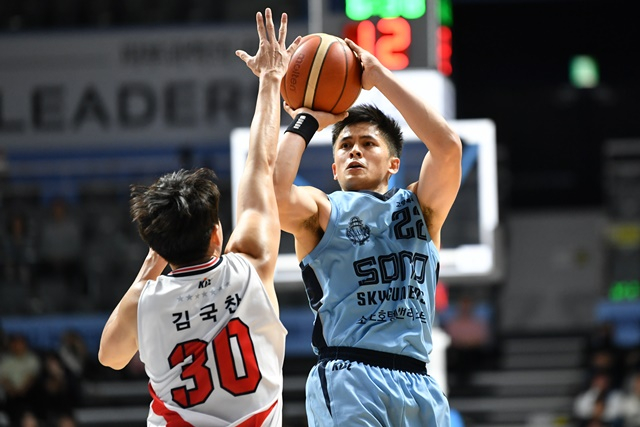 공격을 시도하는 조쉬 토랄바(오른쪽). /사진=KBL 제공