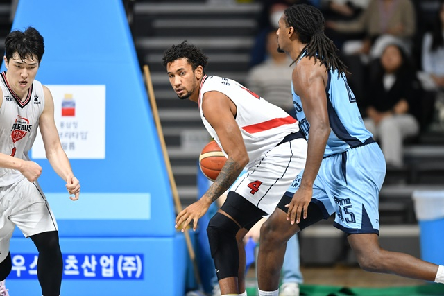 고양 소노(하늘색 유니폼)와 울산 현대모비스 경기. /사진=KBL 제공