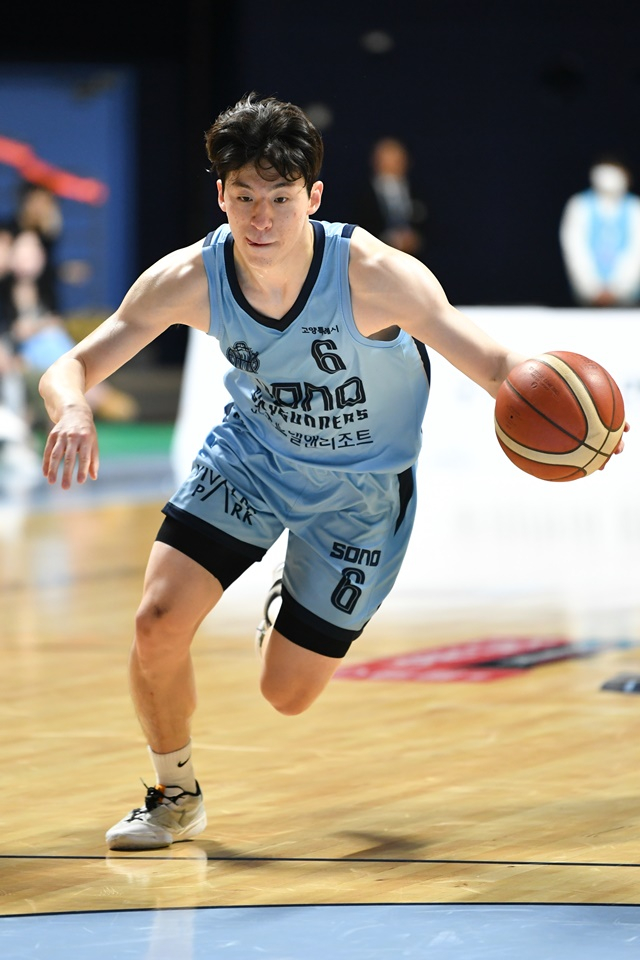 드리블 돌파를 시도하는 이정현. /사진=KBL 제공