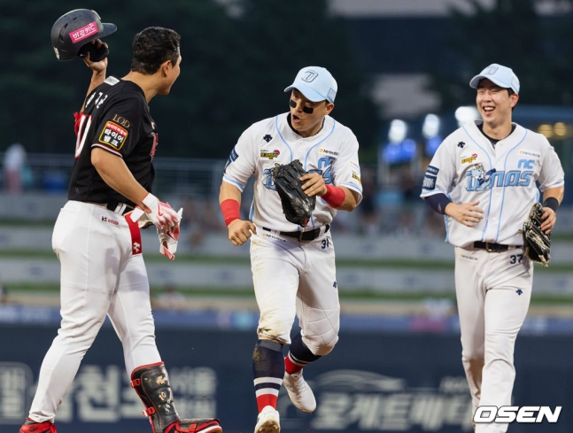 KT 황재균(맨 왼쪽)과 NC 손아섭(가운데).